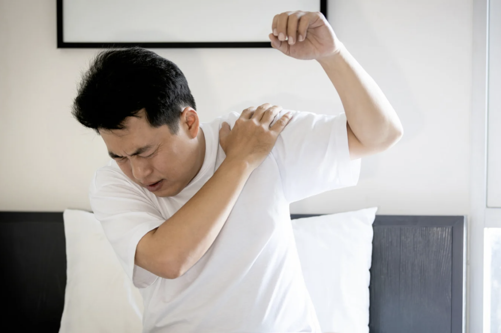 五十肩症狀識別：何時該就醫？