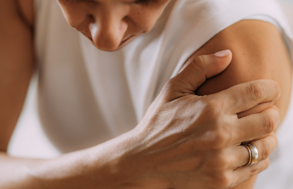 五十肩完整指南：症狀、原因、治療與復健全解析